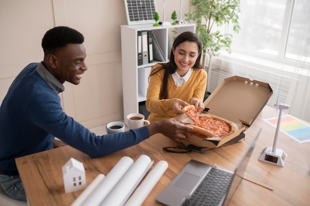 Photo gratuite collègues au travail en train de déjeuner