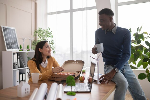 Collègues au travail en train de déjeuner