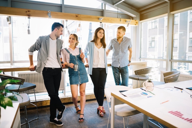 Collègues ayant une discussion pendant la pause