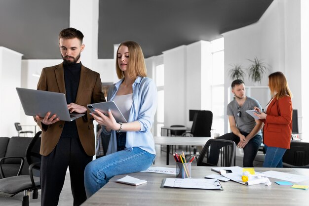 Collègues ayant une réunion de travail au bureau