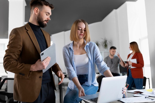 Collègues ayant une réunion de travail au bureau