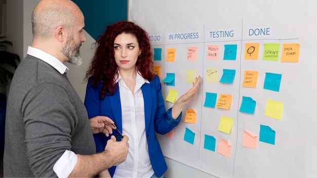 Collègues de brainstorming ensemble