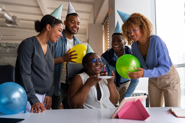 Collègues de bureau célébrant un événement avec des ballons