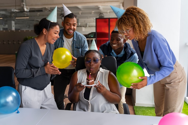 Photo gratuite collègues de bureau célébrant un événement avec des ballons