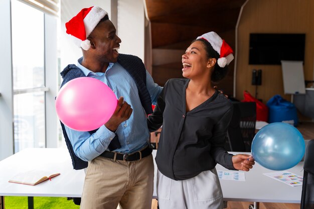 Collègues de bureau célébrant un événement avec des ballons