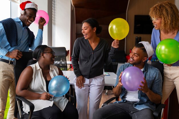 Collègues de bureau célébrant un événement avec des ballons