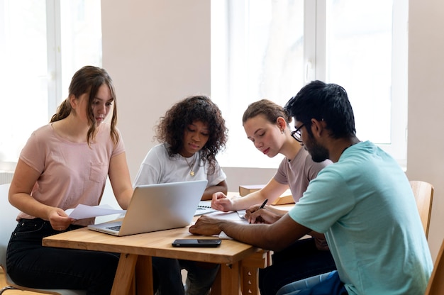 Collègues de collège étudiant ensemble