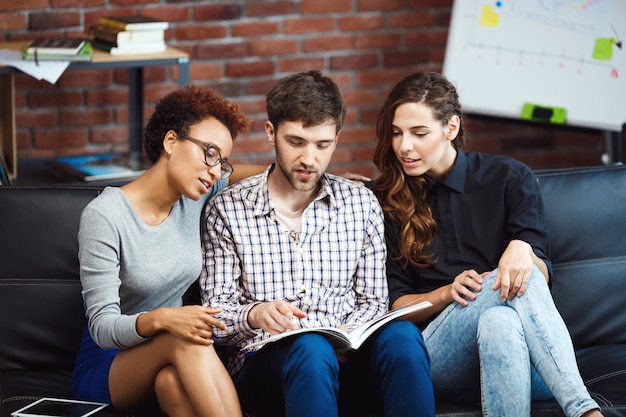 Collègues communiquant pendant le freinage des affaires