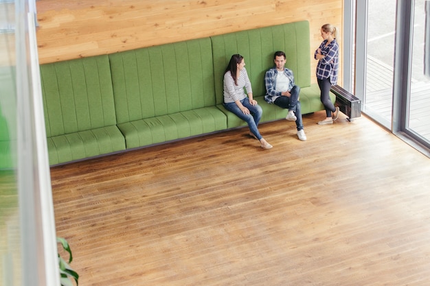 Collègues communiquant pendant la pause