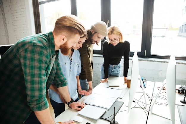 Collègues concentrés debout au bureau