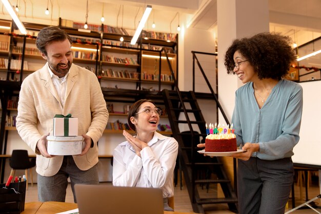 Collègues à coup moyen célébrant au travail