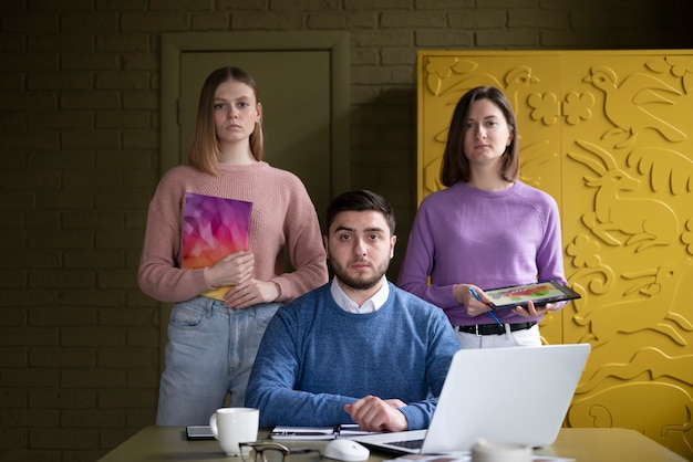 Collègues à coup moyen posant ensemble