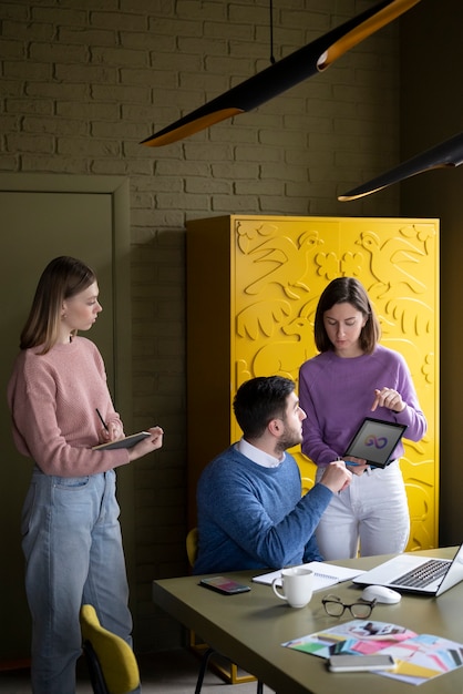 Collègues à coup moyen travaillant