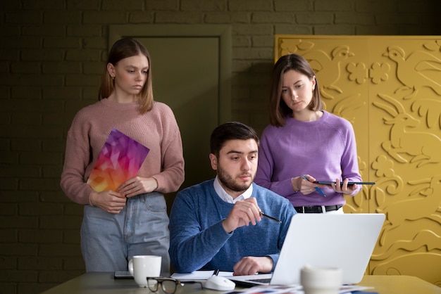 Photo gratuite collègues debout ensemble plan moyen