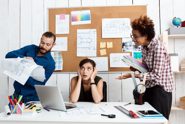 Collègues discutant, discutant de dessins, de nouvelles idées au bureau