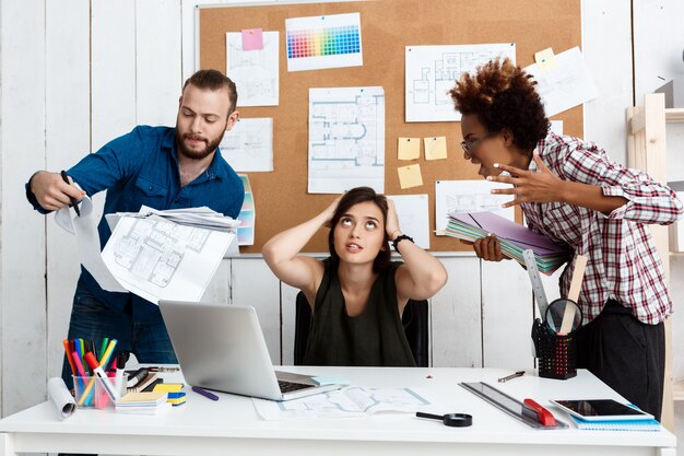 Collègues discutant, discutant de dessins, de nouvelles idées au bureau