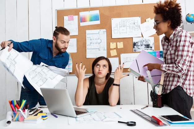 Collègues discutant, discutant de dessins, de nouvelles idées au bureau