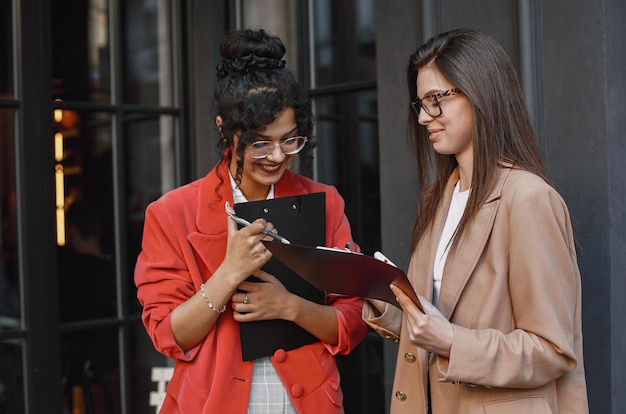 Collègues discutant des données dans le café en plein air.