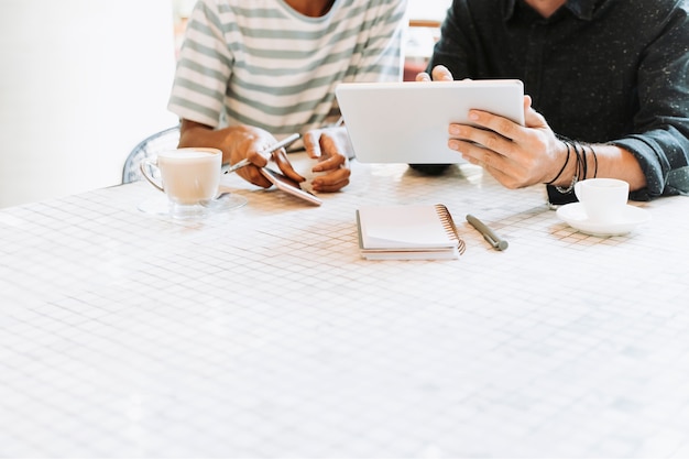 Collègues Discutant Du Travail Sur Une Table Avec Espace Design