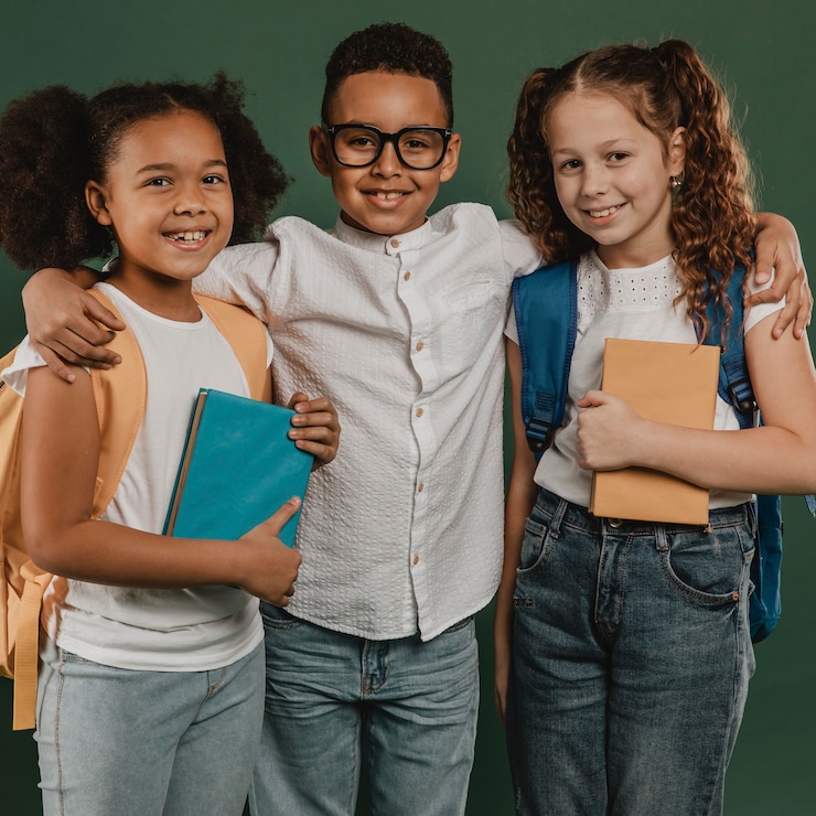 Photo gratuit collègues de l'école se tenant