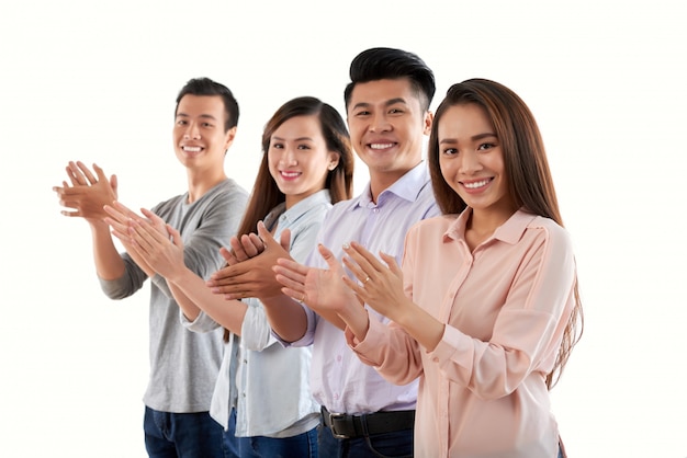 Photo gratuite collègues encourageants applaudissant et regardant la caméra avec joie