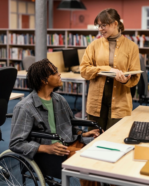 Collègues étudiant à la bibliothèque universitaire