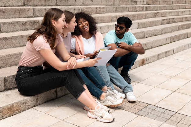 Photo gratuite collègues étudiant ensemble devant leur collège avant un examen