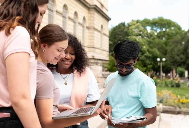 Collègues étudiant ensemble devant leur collège