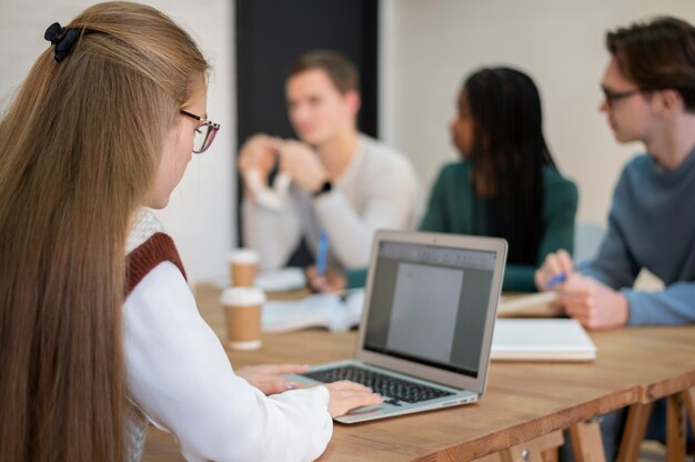 Collègues étudiant ensemble pendant l'étude de groupe