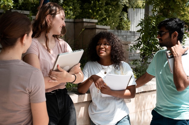 Collègues étudiant ensemble pour un examen