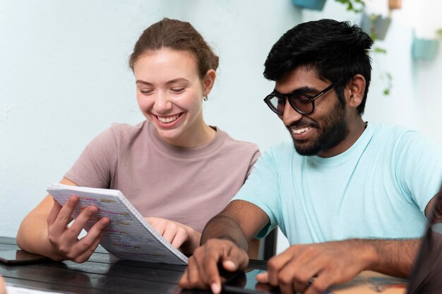 Collègues étudiant ensemble pour un examen