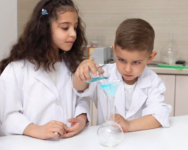 Collègues faisant une expérience chimique à l'école