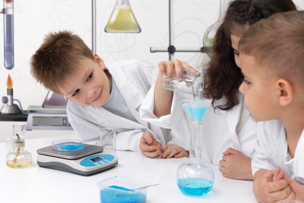 Collègues faisant une expérience chimique à l'école