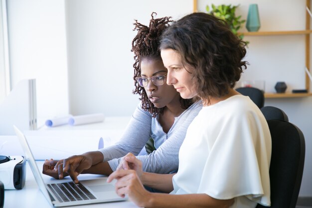 Collègues féminines regardant la présentation