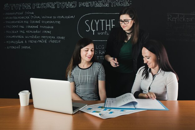 Collègues féminins en plein bureau