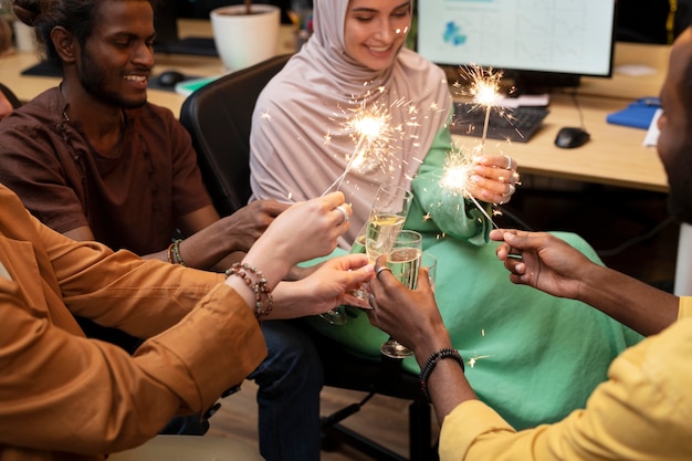 Collègues avec feux d'artifice se bouchent