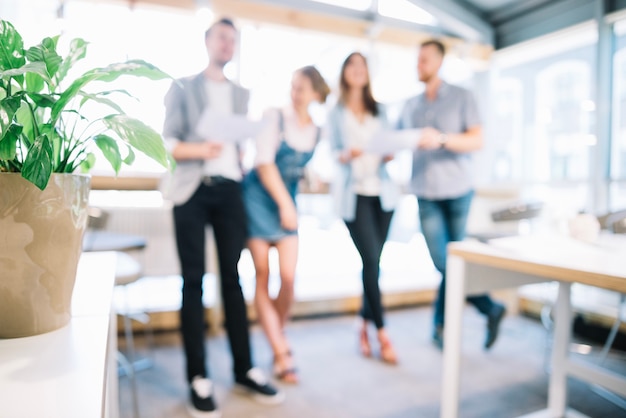 Collègues floues au bureau