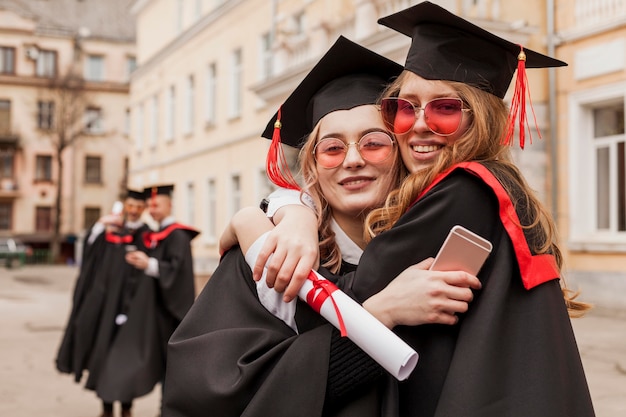 Collègues gratifiés étreignant