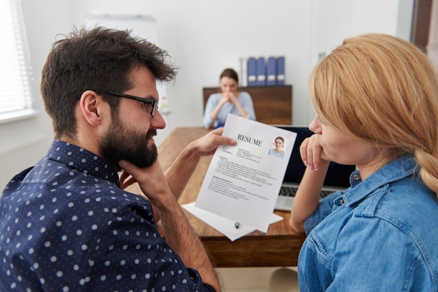 Photo gratuite collègues interviewant un nouveau candidat. concept d'entrevue d'emploi