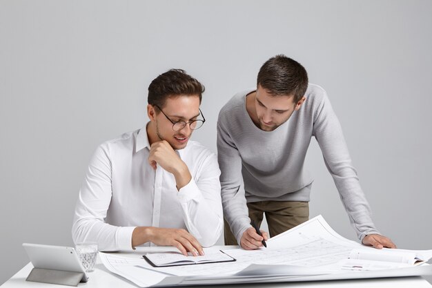 Collègues masculins faisant de la paperasse