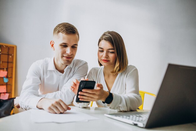 Collègues masculins et féminins travaillant dans le bureau