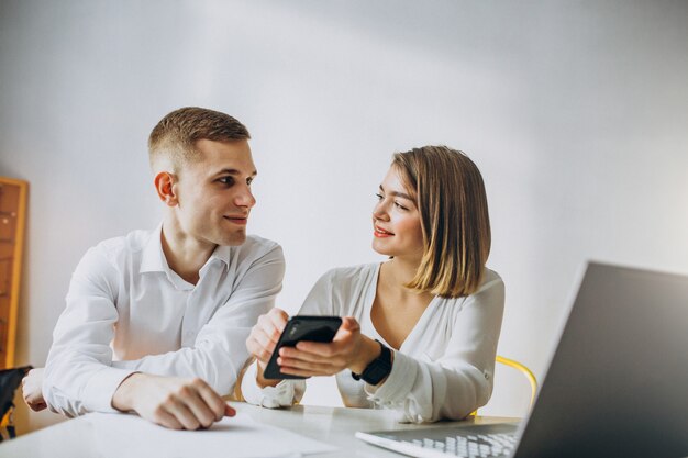 Collègues masculins et féminins travaillant dans le bureau