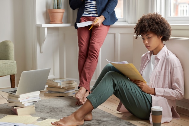 Collègues multiraciales impliqués dans le travail commercial