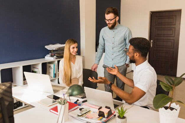 Collègues parlant au bureau