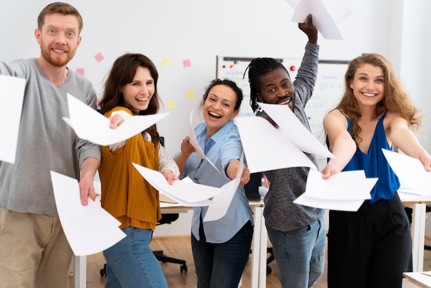 Collègues de plan moyen avec des feuilles de papier