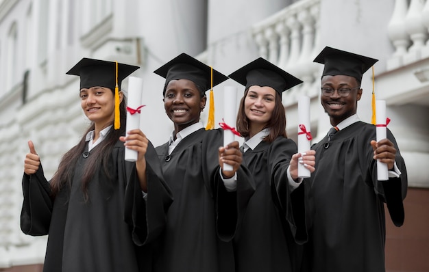 Collègues de plan moyen posant ensemble