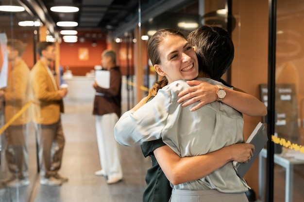 Collègues de plan moyen s'embrassant