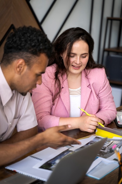 Photo gratuite collègues de plan moyen travaillant ensemble