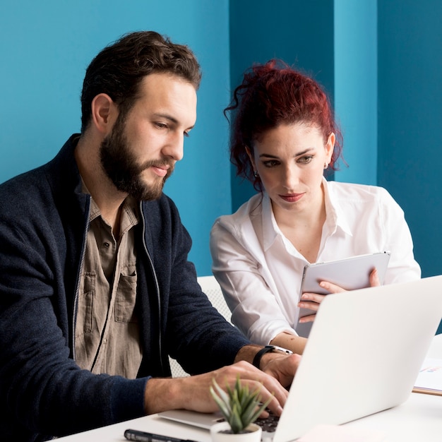 Photo gratuite collègues planifiant un projet d'entreprise