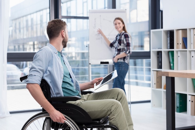 Collègues qui travaillent ensemble